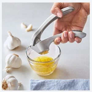NWT Pampered Chef Garlic Press